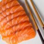 Foto mostrando sashimi de salmao com hashi e wassabi