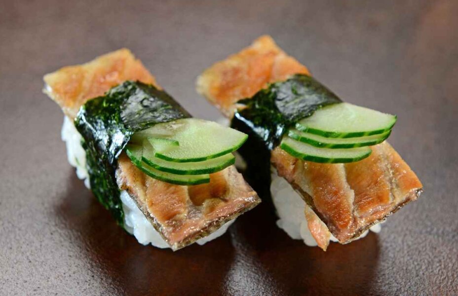 foto do sushi niguiri skin com pepino por cima